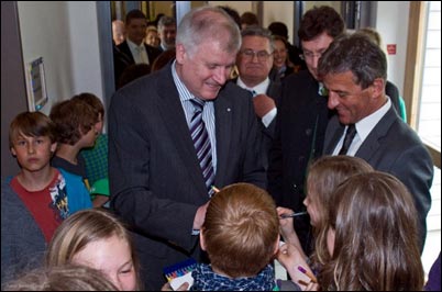 Horst Seehofer besucht Mehrgenerationenhaus 