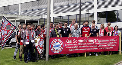 FC-Bayern-Banner, -Fahnen und -Fans