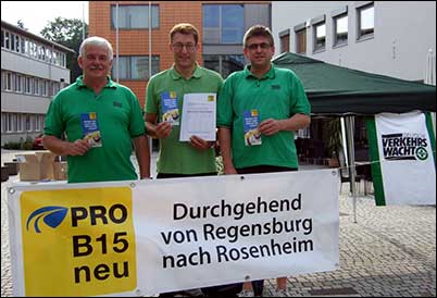 Die Mitglieder der Ortsverkehrswacht Gerd Müller, Heinrich Holbl und Horst Friedrich (von links) geben am Infostand gerne Auskunft zur Unterschriftenaktion.